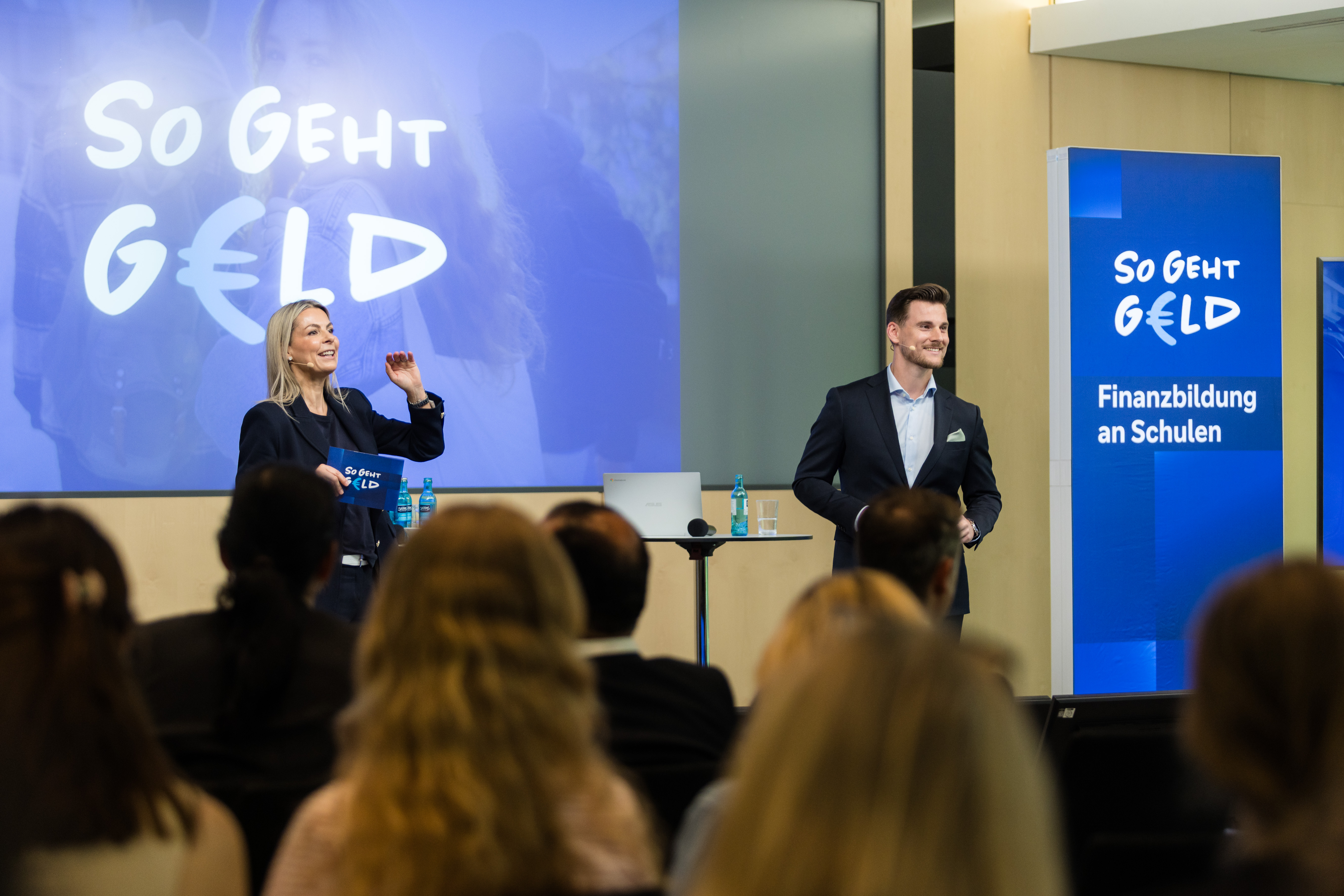 Stefanie und Steffen begrüßen die Schüler